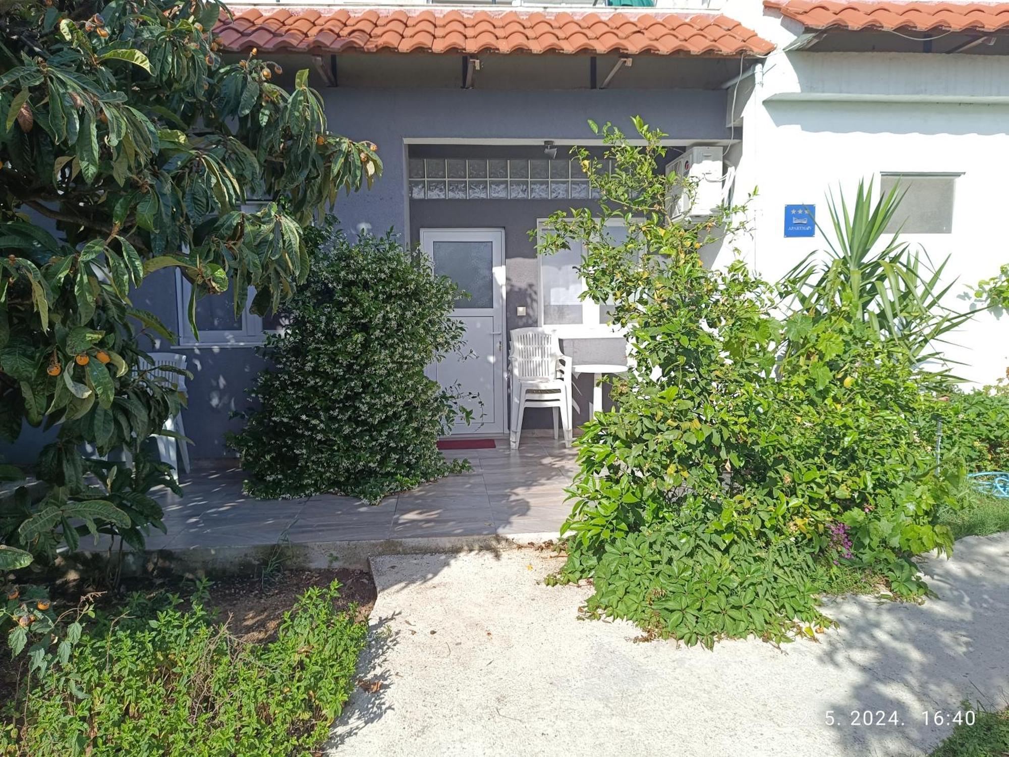 Leonica Appartement Omiš Buitenkant foto